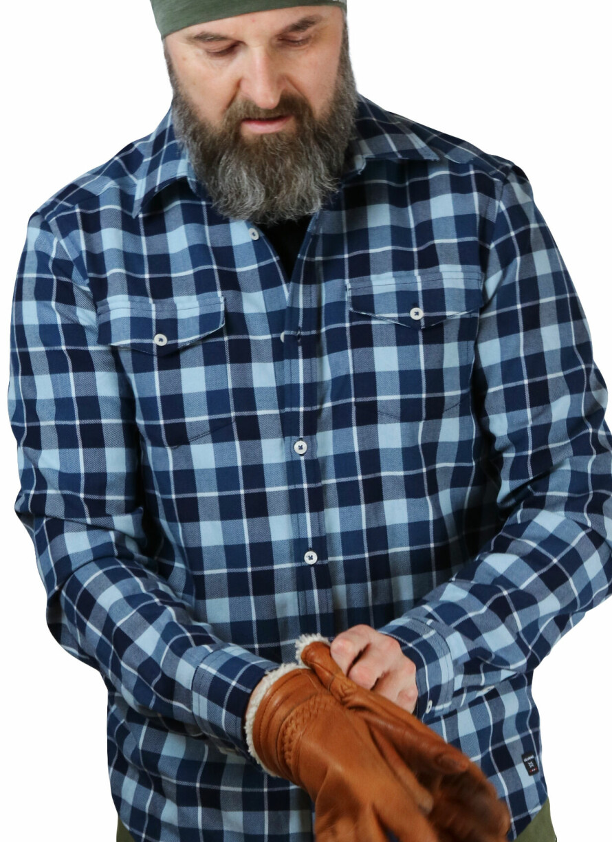 ULLSKJORTE: Skjorte som kan brukes som ytterplagg eller mellomlagsplagg. Stor innslag av polyester, så den mister noen av luktegenskapene til et rent ullplagg.