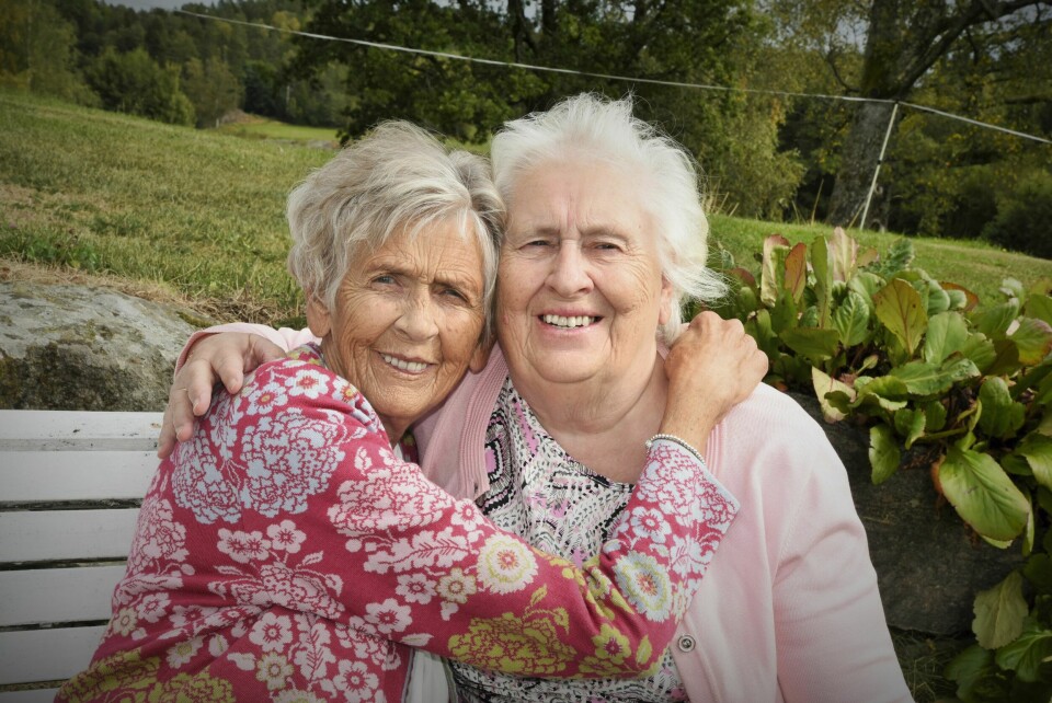 GJENFORENT: Randi (t.v.) og Else fant tilbake til hverandre etter over 60 år. Da de endelig møttes igjen, var den gode tonen der med en gang.