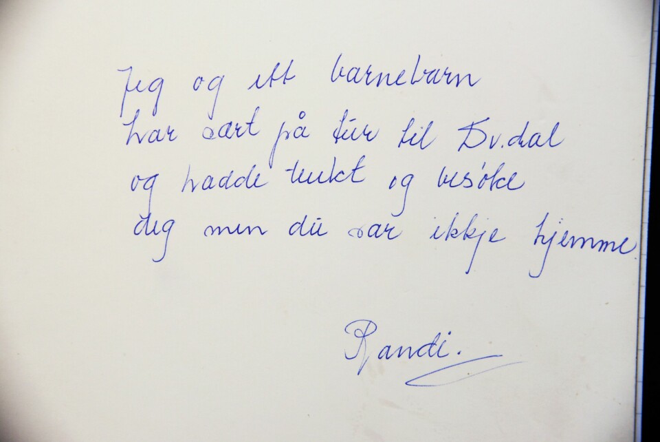 LAPP I DØREN: Da Randi endelig tok mot til seg og oppsøkte Else, var hun ikke hjemme. Randi la igjen en lapp i dørsprekken, noe som førte til at de to fikk kontakt igjen.