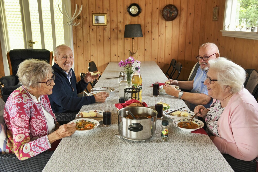 <b>MANGE MINNER:</b> Randi og Else har mye å ta igjen etter mer enn 60 år fra hverandre. Her koser de to venninnene seg ved middagsbordet sammen med ektemennene Ole og Jan.