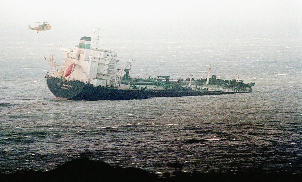 <b>GRUNNSTØTT:</b> Sea Empress gikk flere ganger på grunn i løpet av redningsaksjonen. 