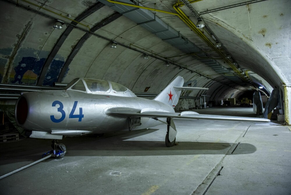 <b>FREMTIDIG MUSEUM?:</b> Et MiG-15 jagerfly, gitt i gave fra en russiske utenriksminister, står ensomt parkert i de enorme fjellhallene. Håpet er å åpne dem for publikum.