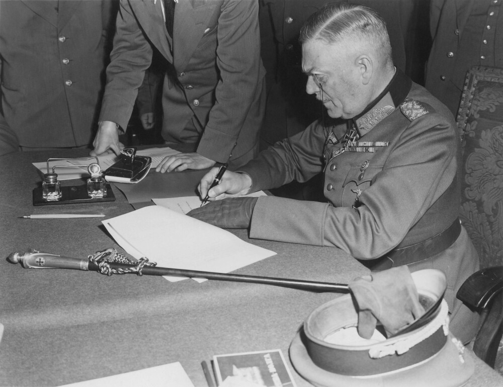 <b>REFSER:</b> Feltmarskalk Wilhelm Keitel tok general Heinrici ut av 2. verdenskrig helt på tampen da han oppdaget soldater på marsj fra Berlin og ikke mot. Her signerer han betingelsene for tysk overgivelse i Berlin 8. mai 1945.