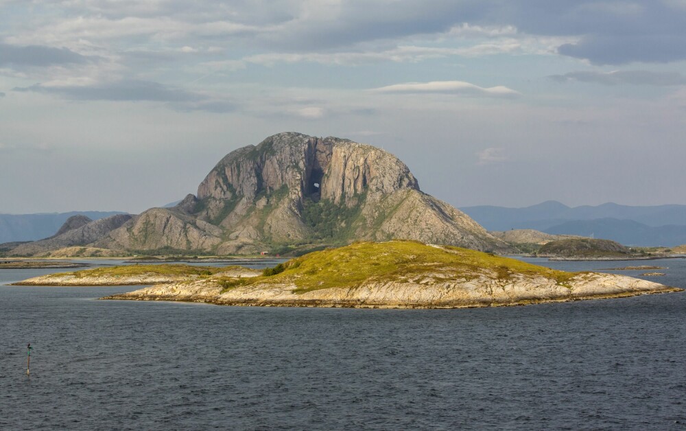 <b>KARAKTERISTISK:</b> Torghatten med hullet er blant Norges mest kjente landemerker.