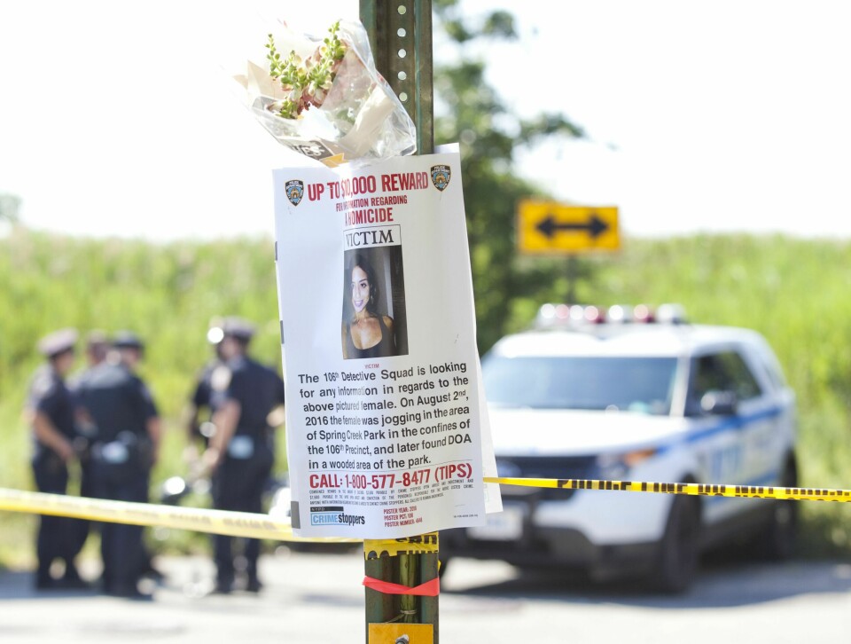 ÅSTEDET: Et stort antall politifolk ble koblet inn i etterforskningen da den 30 år gamle kvinnen ble funnet drept. Da avgjørende tips lot vente på seg, utlovet politiet en dusør på 10 000 dollar for opplysninger, dog uten at det hjalp etterforskerne noe videre.