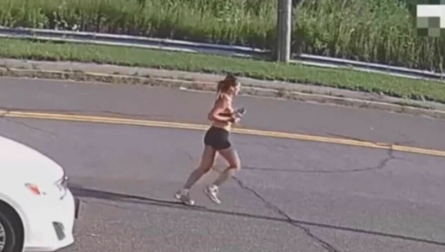 <b>SISTE BILDE:</b> Overvåkningsbilder viser Karina Vetrano på vei ut på joggeturen hun aldri skulle vende tilbake fra i live.