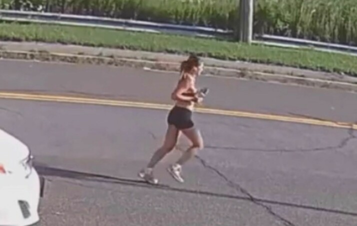 SISTE BILDE: Overvåkningsbilder viser Karina Vetrano på vei ut på joggeturen hun aldri skulle vende tilbake fra i live.