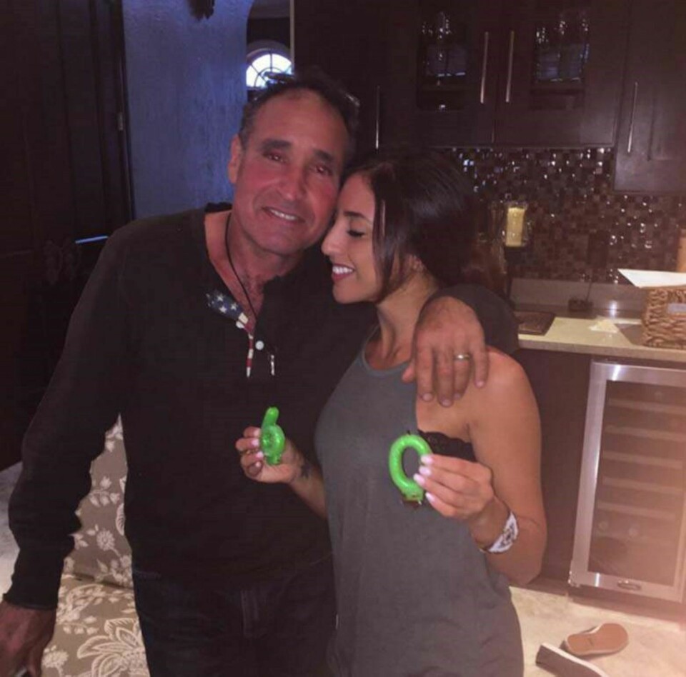 PAPPA-JENTE: Phil Vetrano ledet an i letingen da datteren Karina ikke kom tilbake fra joggeturen. Da han kom over liket av datteren, insisterte han på å klemme henne før åstedsgranskerne slapp til.