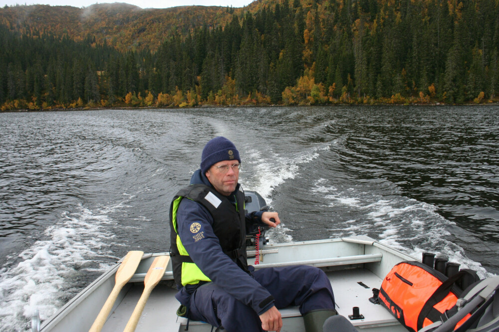 <b>STORT TERRENG:</b> Med lettbåt kommer oppsynsmann Svein Olav Stegarud langt innover i jaktterrenget.