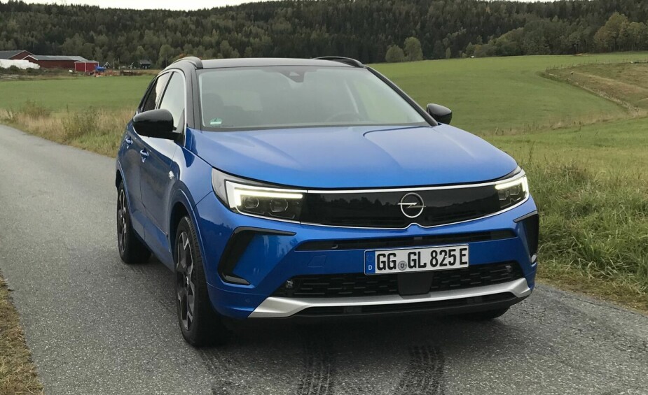 <b>FACELIFT:</b> Opel Grandland har droppet X-en og fått et nytt fjes med lysteknologi du sjelden finner på biler til 470 000 kroner. 