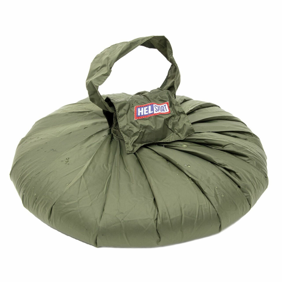 VANNSEKK: Er man flere som ligger i leir, går det en del vann. Waterbag fra Helsport letter turen til bekken. Den er lett å fylle, håndtak for bæring og du kan sette den fra deg på bakken eller henge den opp. En tut gjør det lett å helle. Pris: 269 kr.