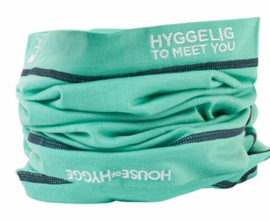 HYGGELIG HALS: Hals fra House of Hygge laget av 100 % merinoull. Broderte detaljer og synlige sømmer i freshe farger. One size. Påbrodert «Hyggelig to meet you». Pris: 299 kr.