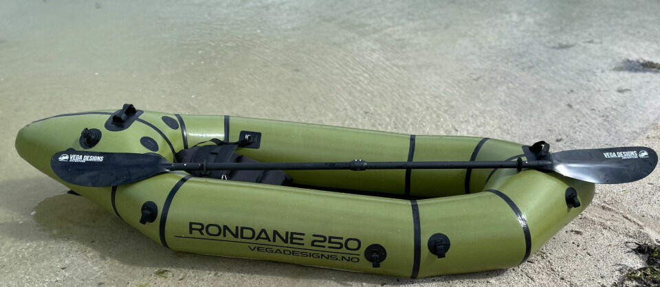 PAKKEVENNLIG PACKRAFT : Rondane 250 er en lett packraft fra Vega Designs. Modellen kan bestilles med eller uten spruttrekk. Denne blåses raskt opp med en pumpesekk. Vekten er i underkant av tre kilo. Størrelsen er ikke all verden, men du får plass til deg selv og en sekk. Et tips er å feste sekken slik at den ligger oppe på baugen og eventuelt på akterenden. Pris: Fra 5.990 kr.