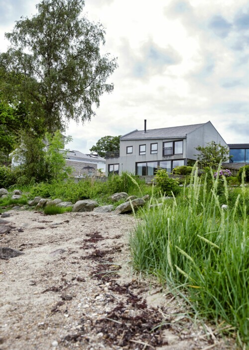 Familiens hus på Forus har sjøen som nabo og henter sin grå palett fra sand og svaberg. Arkitektene Siri Hopperstad og Thelma Thybo har tegnet bygget som sto klart i 2013.