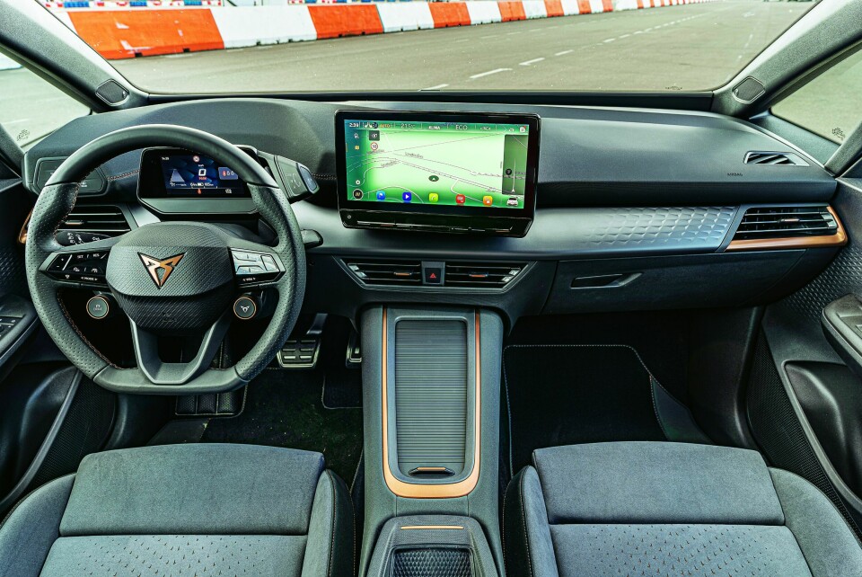 GOD GRAFIKK: Heldigitalt. Fem kjøremodus kan velges med en tast på rattet. Tasten til høyre er Cupra-modus – bare i denne modusen fås boosteffekten på 231 hestekrefter.