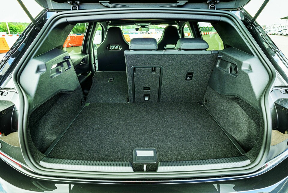 BAGASJEROMMET: Delt bakseterygg og flatt gulv.