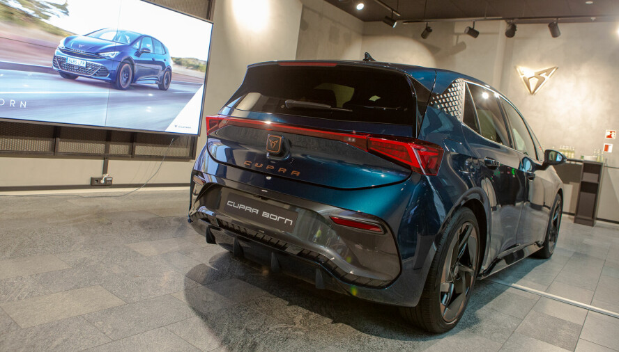 HEKKEN: Baklys i full bredde. Cupra-logoen fungerer også som baklukeåpner.