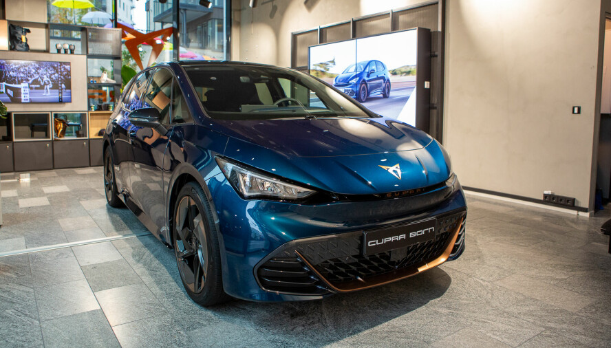 BULENDE PANSER: Cupra Born utstilt i Oslo. De første kundene kan forvente å få Born utlevert før nyttår.