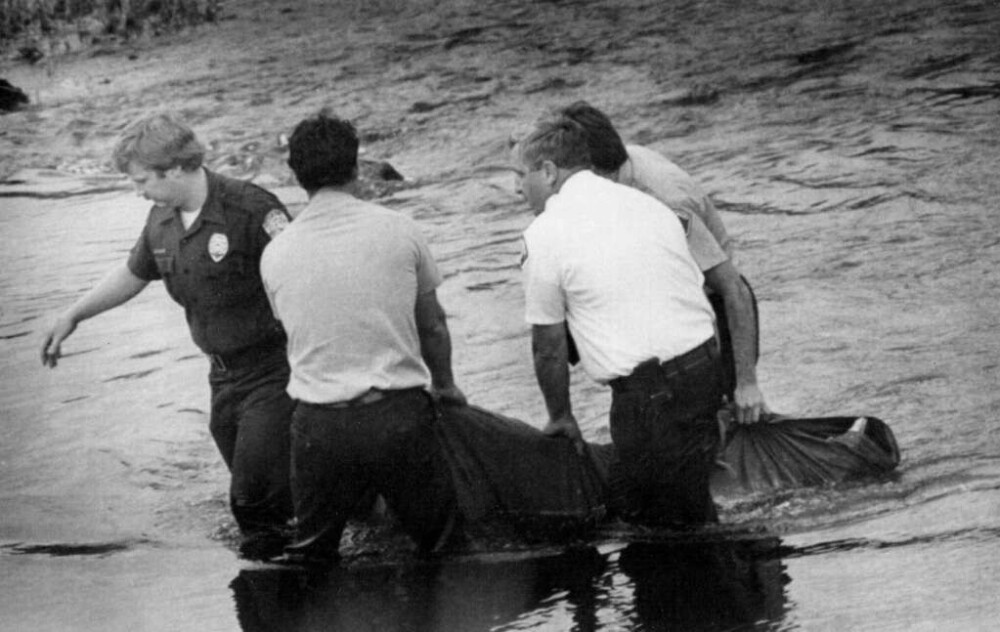 <b>GREEN RIVER:</b> Liket av Wendy Lee Coffield hentes opp av Green River-elven den 15. juli 1982. Coffield var det første offeret til Green River-­serie­-morderen.