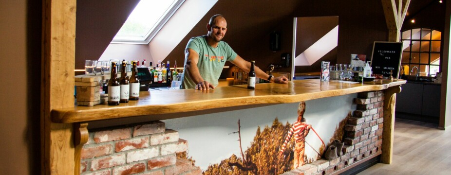 <b>LÅVEFEST:</b> På høyloftet kan Olaf Tufte servere egetbrygget øl fra egen bar. Legg merke til bildet av en ung Tufte på bardisken.