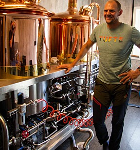 <b>BRYGGERI:</b> I kjelleren i låven har Tufte startet sitt eget bryggeri.