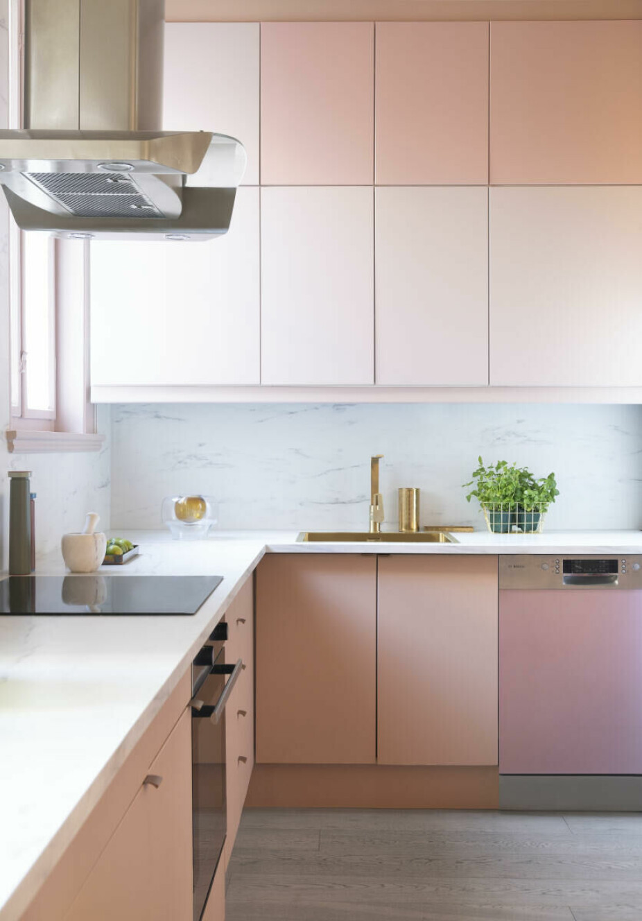 En vanlig, hvitt Ikea-kjøkken er fullstendig forandret med farger. Stian har valgt å kombinere fargene Støvrosa og Blushing Peach fra Jotun på skapfrontene, mens oppvaskmaskinen har fått en lys lilla dekorfolie.