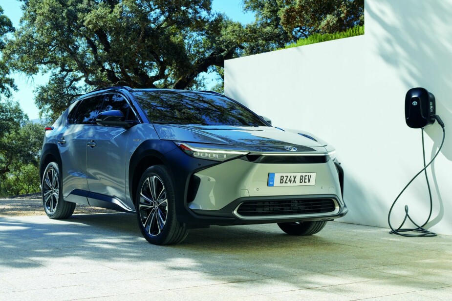 <b>ELBIL:</b> Toyota sverget lenge til hybrid- og hydrogenbiler, men nå åpnes det for bestilling av deres første batterielektriske bil,