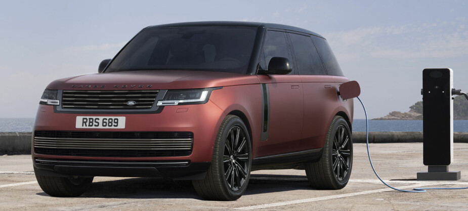 <b>PLUGGER I:</b> Neste år åpner Range Rover for bestilling av de ladbare versjonene. En helt elektrisk versjon er ventet i 2024.