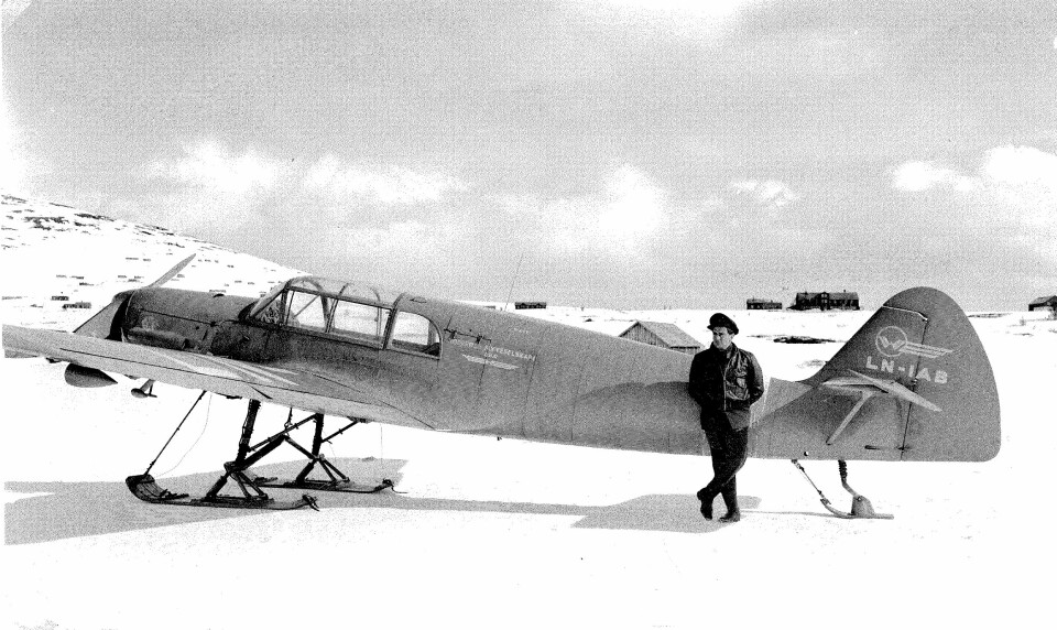 PÅ VINGENE IGJEN: Alv Strengehagen fløy charter- og taxiturer for Widerøe før han ble kaptein i SAS. Her står han ved en Messerschmitt 108 under et oppdrag for kartverket i 1949, året etter at han ble skutt i bakhodet av en passasjer.