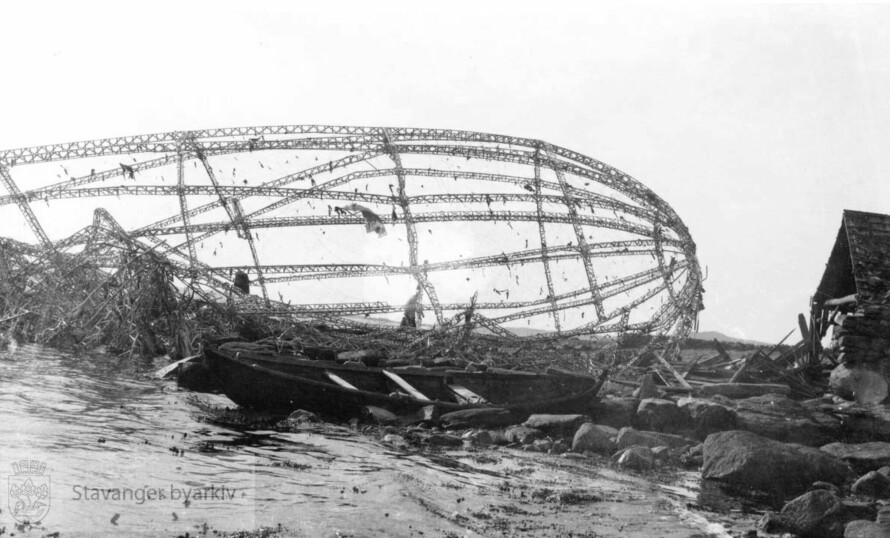 METALLSKJELETT: Slik så zeppelineren ut etter at gassen hadde eksplodert. Rystelsen kjentes to mil unna.