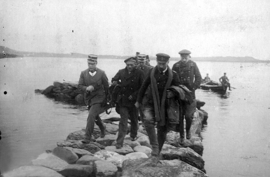 <b>BOMTUR:</b> Våte tyske marinesoldater, med fartøysjefen Stabbert i spissen, ble plukket opp fra sjøen etter at de hoppet ut i Gandsfjorden. 