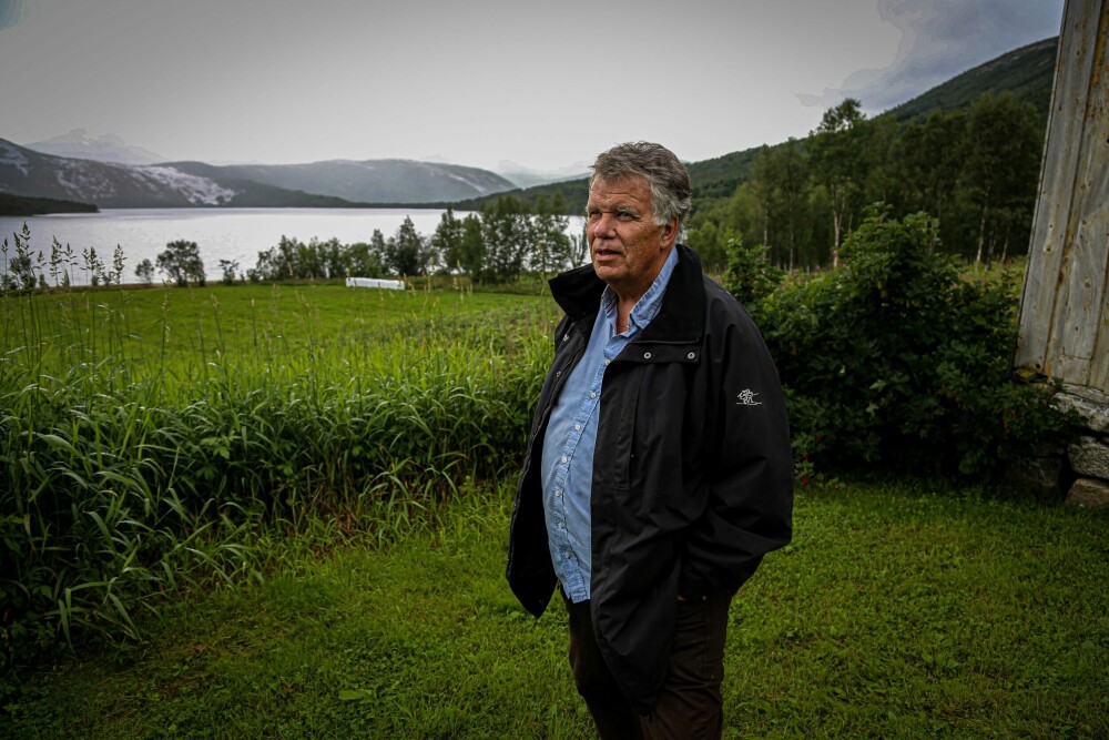 <b>ØYENVITNE:</b> Mangeårig ordfører i Hamarøy, Jan-Folke Sandnes, står på stedet der han for drøyt 50 år siden så beveg­elser på vannet som han aldri har glemt.