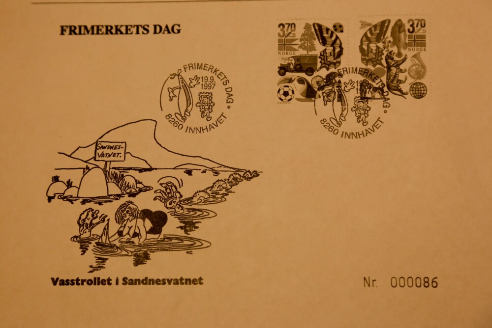 <b>HUMOR:</b> Også Posten har sansen for Vasstrollet i Sandnesvatnet. Denne illustra­sjon­en er fra Frimerkets dag i 1997.