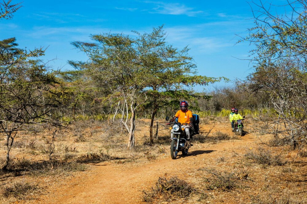 <b>PASSE TRANSPORTMIDDEL:</b> Store deler av året er motorsykkel det eneste mulige <br/>motoriserte fremkomstmiddelet i Karamoja-regionen.  