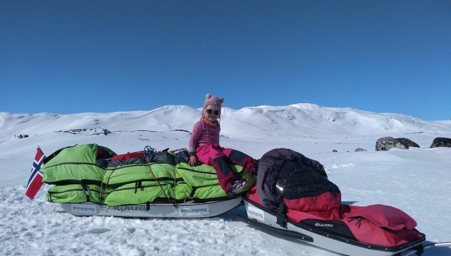 FINNMARKSVIDDA: Pappa og Mina la ut på en langtur over Finnmarksvidda på 24 dager. Alexander beskriver henne som en tøffing som er full av glede og god energi.