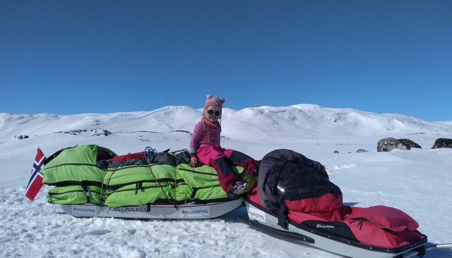 FINNMARKSVIDDA: Pappa og Mina la ut på en langtur over Finnmarksvidda på 24 dager. Alexander beskriver henne som en tøffing som er full av glede og god energi.
