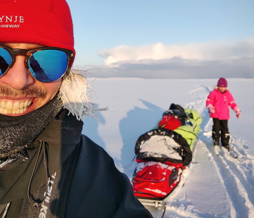 TURMAGI: For turparet er ikke det viktigste å nå destinasjonsmålet. Det viktigste for dem er å oppleve turmagien og jakte på troll og fortelle eventyr på fjellet. Alexander understreker at det er Mina som lærer han mye på turen. Men han er sikkerthetsansvarlig. Det er jo tross alt en ekspidisjon.