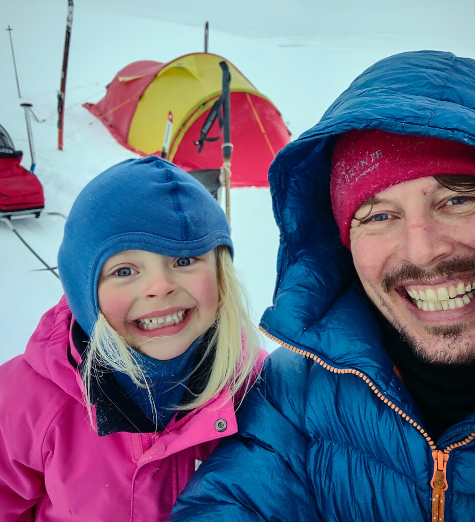 MINA OG DADDY: Pappaen hedrer Mina sin gode energi på turen. Hun er en tøffing som orker mye, men det er hennes enorme gode energi, lek og skravling som han understreker er det sterkeste ved henne som motiverer turen videre. MINA OG DADDY: Pappaen hedrer Mina sin gode energi på turen. Hun er en tøffing som orker mye, men det er hennes enorme gode energi, lek og skravling som han understreker er det sterkeste ved henne som motiverer turen videre.