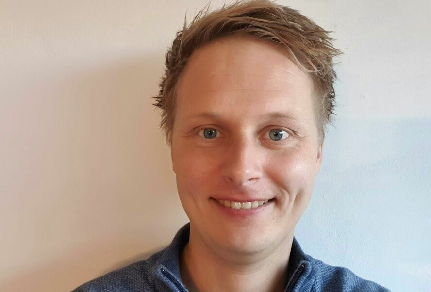 ENKEL MANN: Hvis du ser nøye etter på dette bildet kan du kanskje se ord som kommer inn det ene øret, og forsvinner ut det andre ... Mye tyder på at mannehjernen slett ikke har de samme egenskapene som kvinnehjernen når det gjelder å prosessere og huske detaljert informasjon. Men, det trenger ikke bare å være negativt. Eller..?