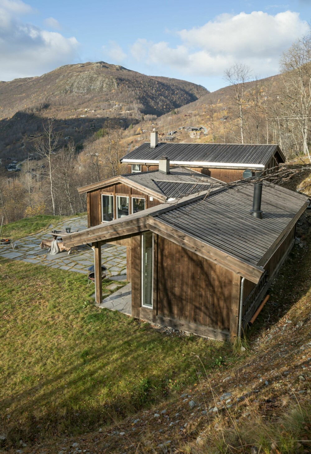Hyttelegenden arkitekt Harald Melbye tegnet inn den gamle hytta som et midtpunkt, integrert i den nye arkitekturen. Hytta er formet etter tomten. Tretak er valgt fordi det er typisk byggeskikk for området.