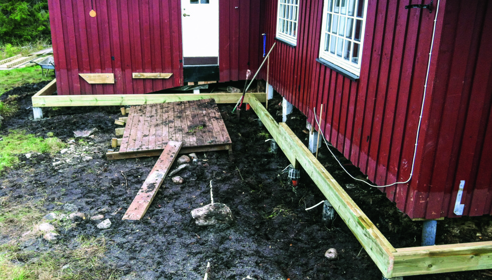 Pilarer på utsiden. I stedet for å grave hull til nye pilarer under hytta, flyttet hytteeier Kjell Roar Skard dem på utsiden av veggen.