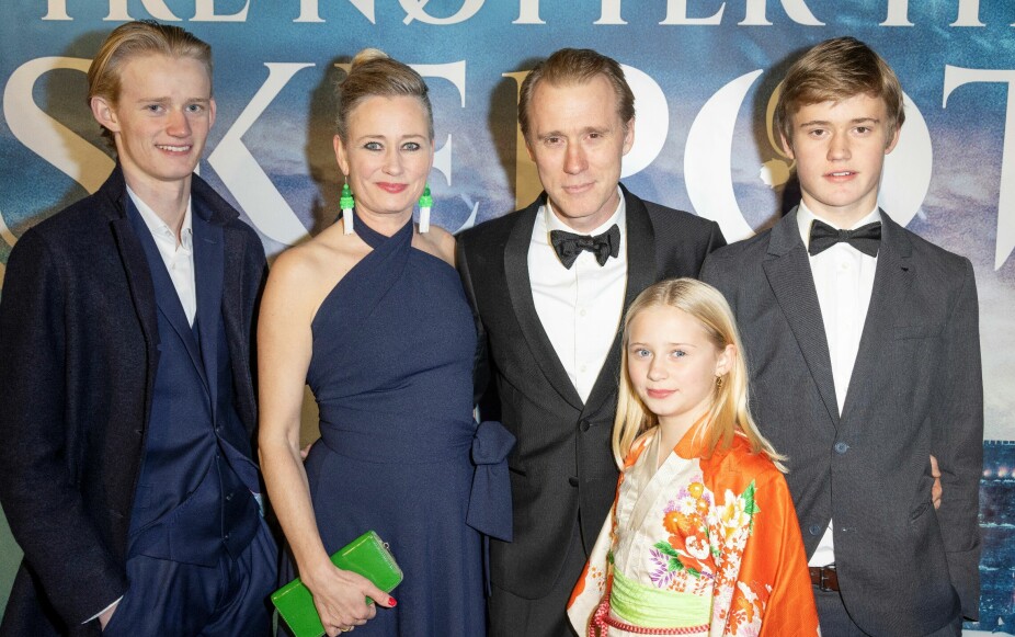 <b>FAMILIEMANN:</b> Thorbjørn Harr sammen med kona Tai Victoria Grung, sønnene Elias og Elliot og datteren Henny under filmpremieren på «Tre nøtter til Askepott» på Colosseum kino i Oslo i starten av november 2021.