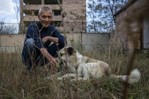<b>TOMT OG BEVOKTET:</b> Karegien vokter den gamle våpenfabrikken i Vanadzor sammen med hunden sin. Ved siden av våpenfabrikken ligger også en traktorfabrikk, som han også holder et øye med.