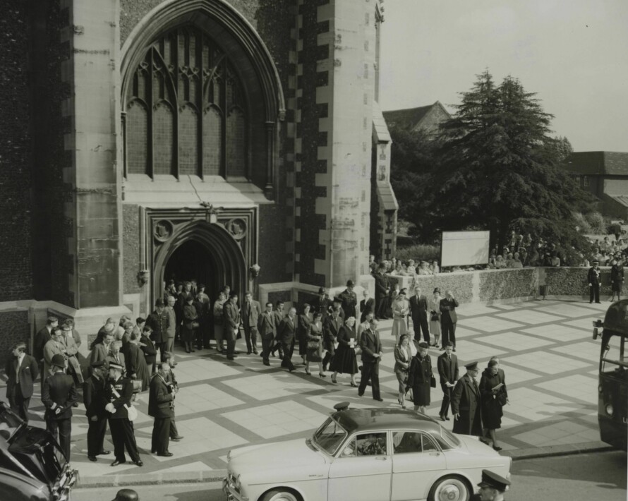 MASSE-BEGRAVELSE: 33 av de 34 barna ble bisatt sammen med én av to drepte lærere i Croydon Parisch Church i London.