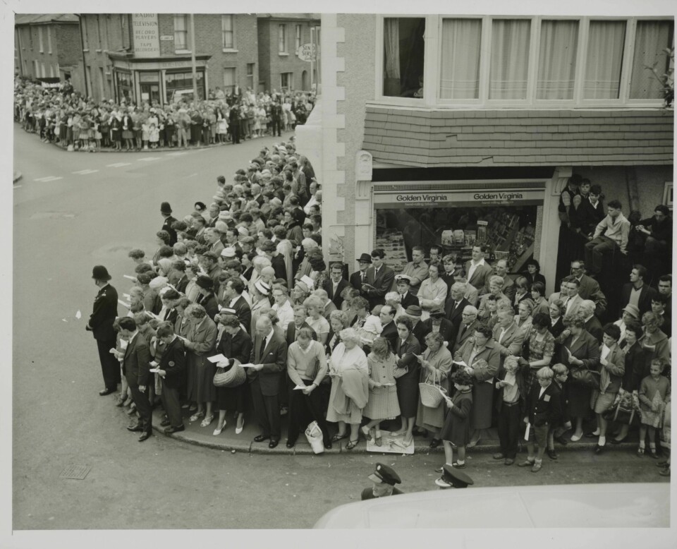 FOLK I SORG: Store folkemengder møtte opp for å følge ofrene for flykatastrofen utenfor Stavanger til graven i London.