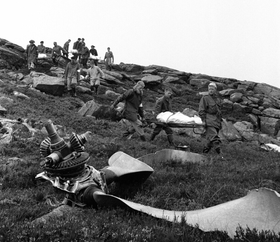 REDSELSFULLE SCENER: Letemannskapene fikk en tøff jobb med å bære ut levningene av 34 skolebarn på vei til ferie i Norge.