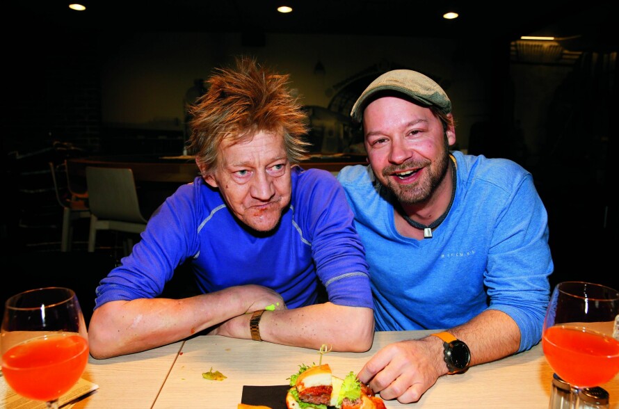 FAMILIE: I serien «Petter uteligger» bodde Petter Nyquist på gata i Oslo i 52 dager. Det møtte han kompisen Svein Stang. Svein og Petter fant umiddelbart tonen da de møttes. – Vi er ganske like, mener Petter. Her er duoen for fem år siden.
