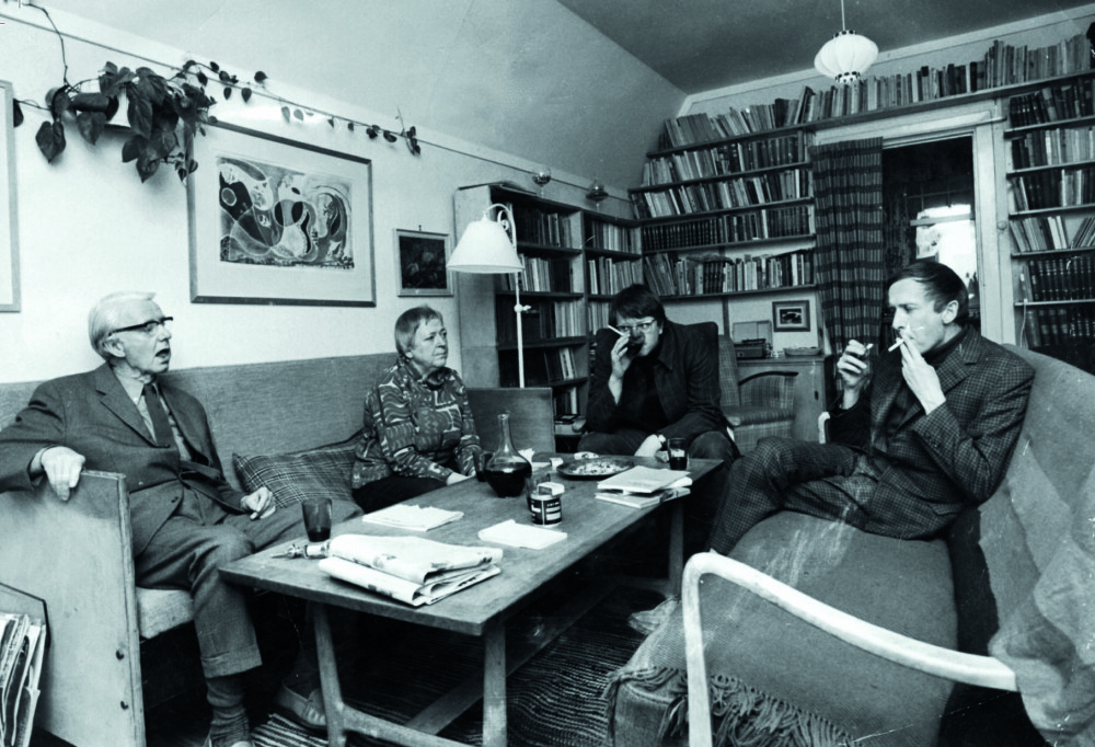 <b>I GODT LAG:</b> Anders, Inger, Klaus og Helge i leiligheten på Haugerud.