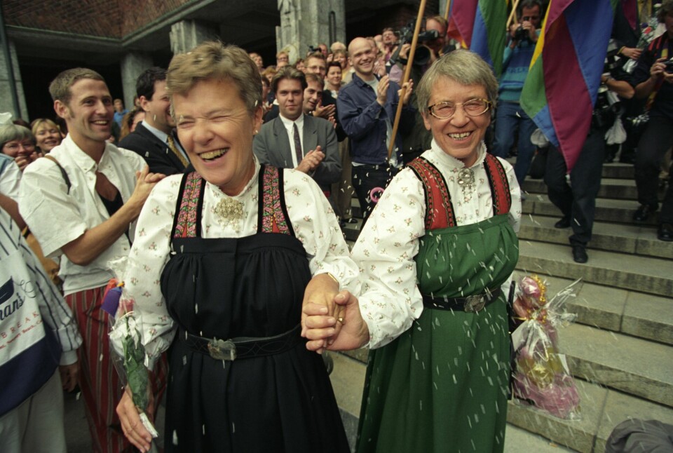 ENDELIG: 6. august 1993 var en gledens dag for Karen-Christine «Kim» Friele og Wenche Lowzow, da de ble registrert som partnere etter 16 års samliv. Her er de avbildet på Rådhustrappa etter seremonien.
