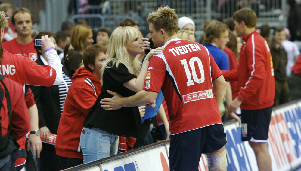 STØTTESPILLER: Guro Fostervold Tvedten har vært en tett støttespiller for håndballstjerne-kjæresten Håvard Tvedten opp gjennom årene. Her avbildet under Håndball-EM i Drammenshallen i 2008.